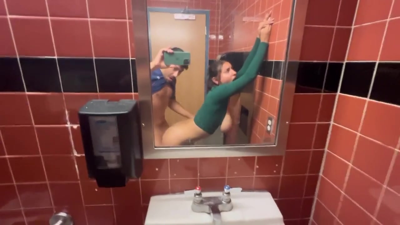 В туалете ночного клуба чувак от первого лица снимает еблю с грудастой  незнакомкой - ПорноМилк